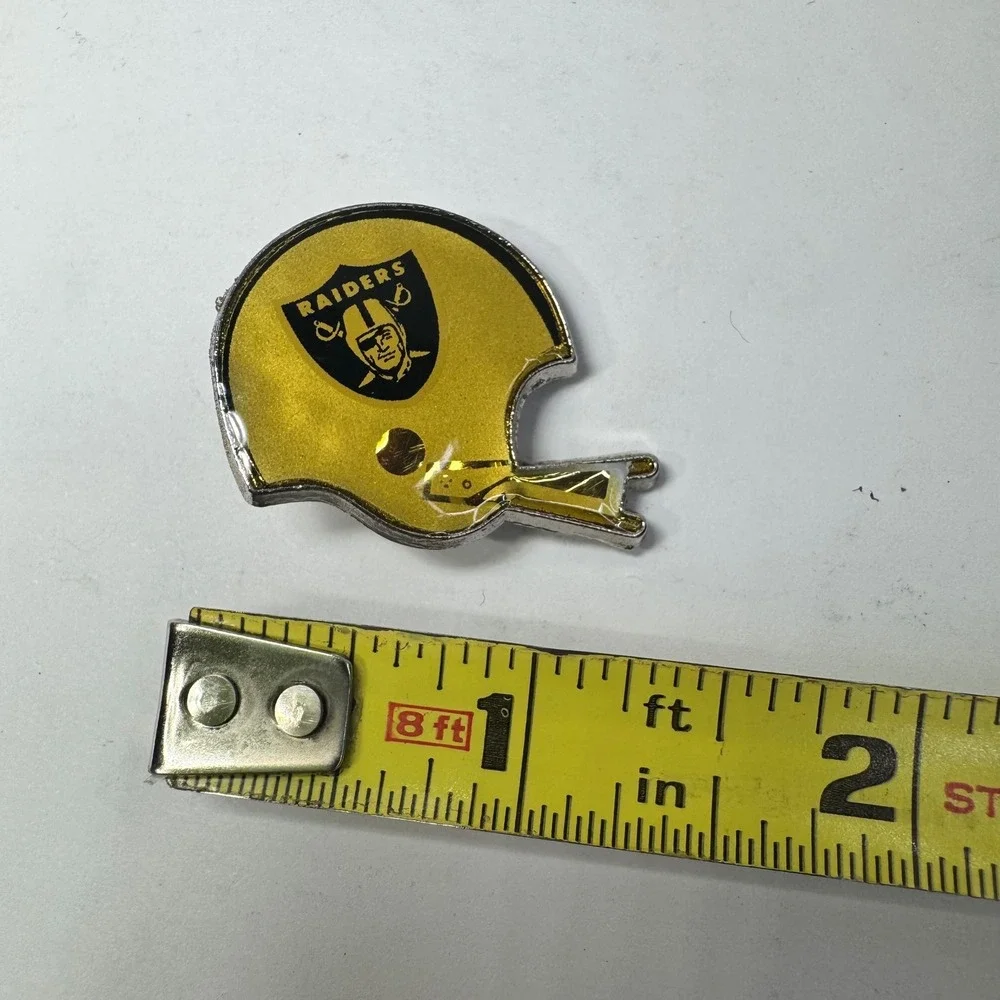 Vintage Los Angeles / Oakland Raiders 1980s NFL Football Helmet Lapel Enamel Pin